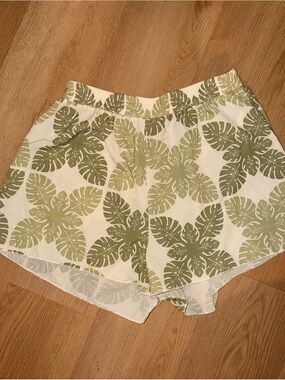 Jeans Warehouse Women’s Green Leaf Hawaiian Quilt Print Elastic Waist Shorts